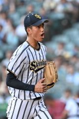 【夏の甲子園大会1回戦・白樺学園-創成館】白樺学園の先発エース半澤理玖投手は、1回2死三塁のピンチを三振で切り抜けて雄たけびを上げる(8月11日、須貝拓也撮影)