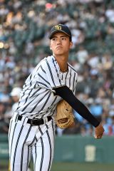 【夏の甲子園大会1回戦・白樺学園-創成館】白樺学園の半澤理玖が初回の登板前にベンチ前でウォームアップする(8月11日、須貝拓也撮影)