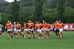 【北北海道大会1回戦・十勝合同-北見北斗】ハーフタイムになりベンチ前へと引き上げる十勝合同フィフティーン