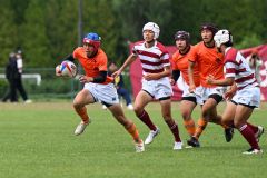 【北北海道大会1回戦・十勝合同-北見北斗】快足をとばして一気に攻め込むスタンドオフの綱藤丈琉(左、帯柏葉2年)