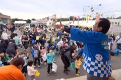 「モーモー綱引き」や菓子まきで盛り上がる JAひろお感謝祭 4