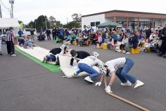 「モーモー綱引き」や菓子まきで盛り上がる JAひろお感謝祭 5