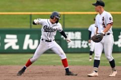 【Aブロック1回戦・帯大谷―帯北】帯大谷は8回2死一、二塁で、工藤聖真(左)が左越えの2点適時二塁打を放って5―1としガッツポーズ。工藤は4打数3安打4打点の活躍を見せた