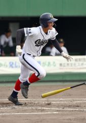 【Aブロック1回戦・帯大谷-帯北】帯大谷は5回、1死二塁、工藤聖真の右前適時打で3-1とする(金野和彦撮影)