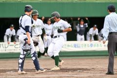 【Bブロック1回戦・足寄―帯柏葉】足寄は3回、先頭打者の間舩一歩(右手前)が左翼越え本塁打を放ち笑顔でホームイン、4―0とする(金野和彦撮影)