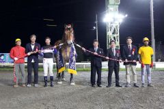 「4歳三冠」に王手をかけたタカラキングダム。馬の右が村上慎一調教師(ばんえい十勝提供)