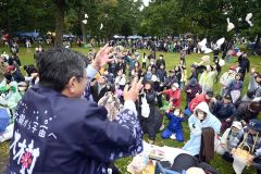 黒川豊町長らによる恒例のもちまき。来場者は投げ込まれる3000個のもちに手を延ばした