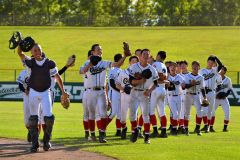 Aブロック準決勝で、帯三条に5―4で逆転勝利し、歓喜する帯大谷ナイン