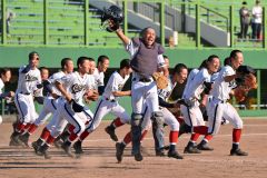 Aブロック準決勝で、帯三条に5―4で逆転勝利し、歓喜する帯大谷ナイン