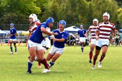 【北大会準決勝・遠軽―北見北斗】遠軽は後半15分、上村寛大(手前左)が突進力を生かして五つ目のトライを奪う。その右はサポートにつく朝倉叶兜