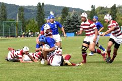【北大会準決勝・遠軽―北見北斗】遠軽(青ユニホーム)は前半19分、上村寛大(中央手前)が突進力を生かしてゴールに飛び込み、トライ。22―0と突き放す。奥はサポートに入る朝倉叶兜