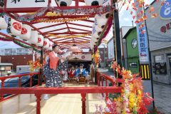 山車の上で祭り囃子に合わせ舞を披露する舞子24日午前10時50分ごろ、助川かおる通信員)