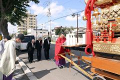 渡御(とぎょ)の途中で行われた供饌祭(きょうせんさい)の様子24日午前10時半ごろ、助川かおる通信員)