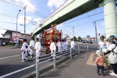 神様を乗せ市内を回るみこし(24日午前10時10分ごろ、助川かおる通信員)