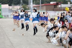 「ジンギスカンダンス」を踊るファイターズガールと子どもたち(助川かおる通信員撮影)