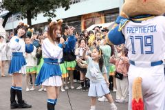 「きつねダンス」を教えるファイターズガールらと、実践する子どもたち(助川かおる通信員撮影)