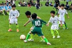 ボールを奪い合う選手たち(提供写真)