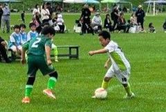 ボールを奪い合う選手たち(提供写真)