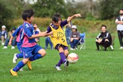 【U9クラスAブロック・オンオールホワイト―音更ユニオン】ゴールを決める(手前黄色のビブスの)オンオールホワイトの選手