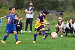 【U9クラスAブロック・オンオールホワイト―音更ユニオン】シュートを放つ(黄色のビブスの)オンオールホワイトの選手