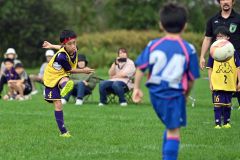 【U9クラスAブロック・オンオールホワイト―音更ユニオン】シュートを放つ(黄色のビブスの)オンオールホワイトの選手