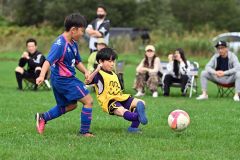 【U9クラスAブロック・オンオールホワイト―音更ユニオン】シュートを放つ(黄色のビブスの)オンオールホワイトの選手