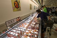 すしをはじめとする総菜の品ぞろえが充実した売り場（２７日午前９時１０分ごろ、須貝拓也撮影）
