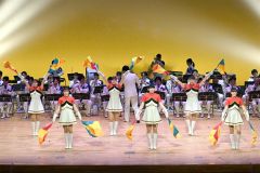 音楽隊の演奏に合わせ、旗を振るカラーガード隊
