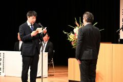 安全・安心宣言をした帯広地区安全運転管理者協会の佐藤副会長(左)