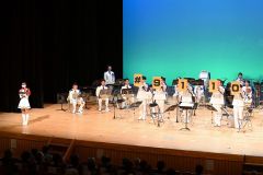 演奏の合間に詐欺への注意を呼び掛けた音楽隊員ら。警察相談専用電話「#9110」の活用を訴えた。