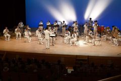 演奏中の音楽隊
