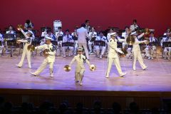 シンバルでのパフォーマンスを披露する音楽隊員ら