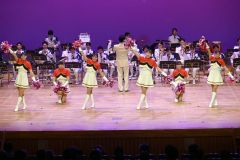 音楽隊の演奏に合わせ、ポンポンを振るカラーガード隊