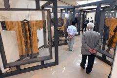 ずらりとアイヌのアットゥシ(着物)が並ぶ展示室