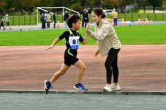 タッチを交わし、子どもを応援する福島さん(右)=金野和彦撮影
