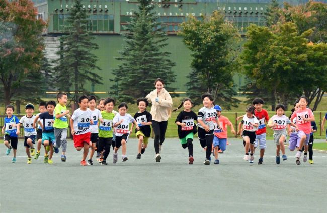 オリンピアンの福島千里さん、子どもたちと力走　幕別マラソン大会