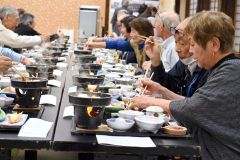 会食・歓談中の１７期生ら