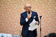 あいさつをする田所代表