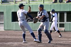 【Bブロック代表決定戦・帯工-帯南商】帯工は完封勝利の水野隼投手と田中礼人捕手が本塁上で勝利を喜ぶ