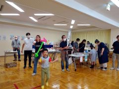 輪投げやくじ引きを楽しむ来場者