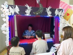 トランプなどのマジックで子どもたちを笑顔にするパフォーマーがっしー