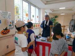 現在唯一のあめ職人の実演を楽しむ子どもたち