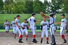 白樺学園に競り勝ち、笑顔を見せる帯大谷ナイン(松村智裕撮影)