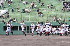 【Aブロック代表決定戦・帯大谷-白樺学園】勝利を収め、応援席へと駆け出す帯大谷ナイン