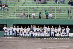 【Aブロック代表決定戦・帯大谷-白樺学園】1点差で敗れ、ベンチ前に整列する白樺学園ナイン