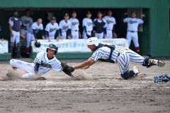 【Aブロック代表決定戦・帯大谷-白樺学園】帯大谷は3回2死一、二塁で泉映甫が中前打を放ち、二走の井上翔瑛が帰還を狙うがタッチアウトとなる