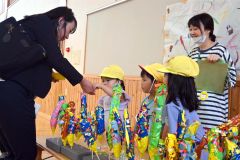 更別幼稚園の公開保育で行われたお買い物ごっこで接客をする園児たち
