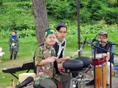 左から即興演奏家の新倉壮朗さん、パーカッションの山中さん（芽室）、サックスの植地さん（帯広）