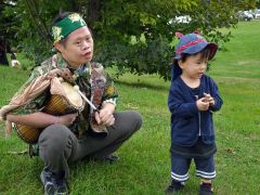 子どもに近寄り演奏する新倉さん