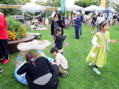 わくわく縁日でヨーヨー釣りを楽しむ子どもたち